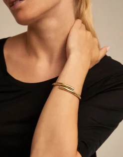 Pulsera bañada en oro de 18k con forma de túbulo y muelle oculto