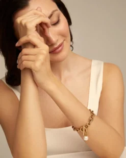 Pulsera bañada en oro 18k con eslabones y charm de perla