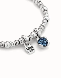 Pulsera bañada en plata de ley con perla y cristal azul.
