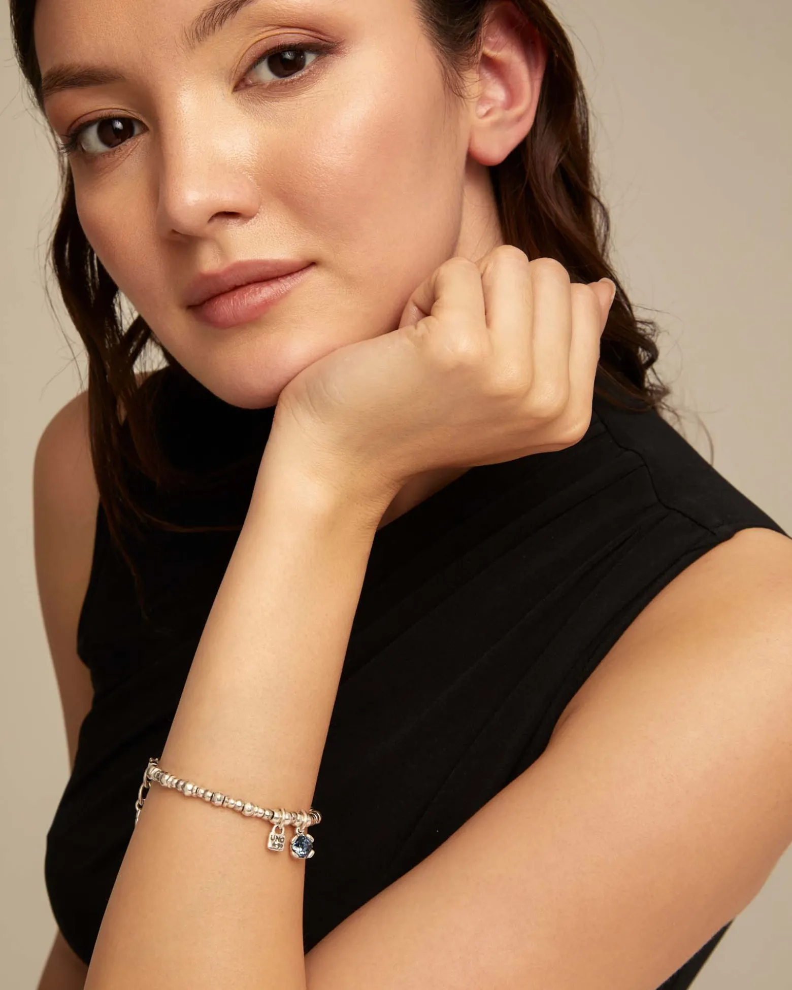 Pulsera bañada en plata de ley con perla y cristal azul.