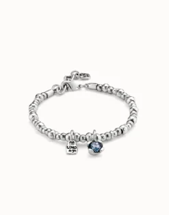 Pulsera bañada en plata de ley con perla y cristal azul.