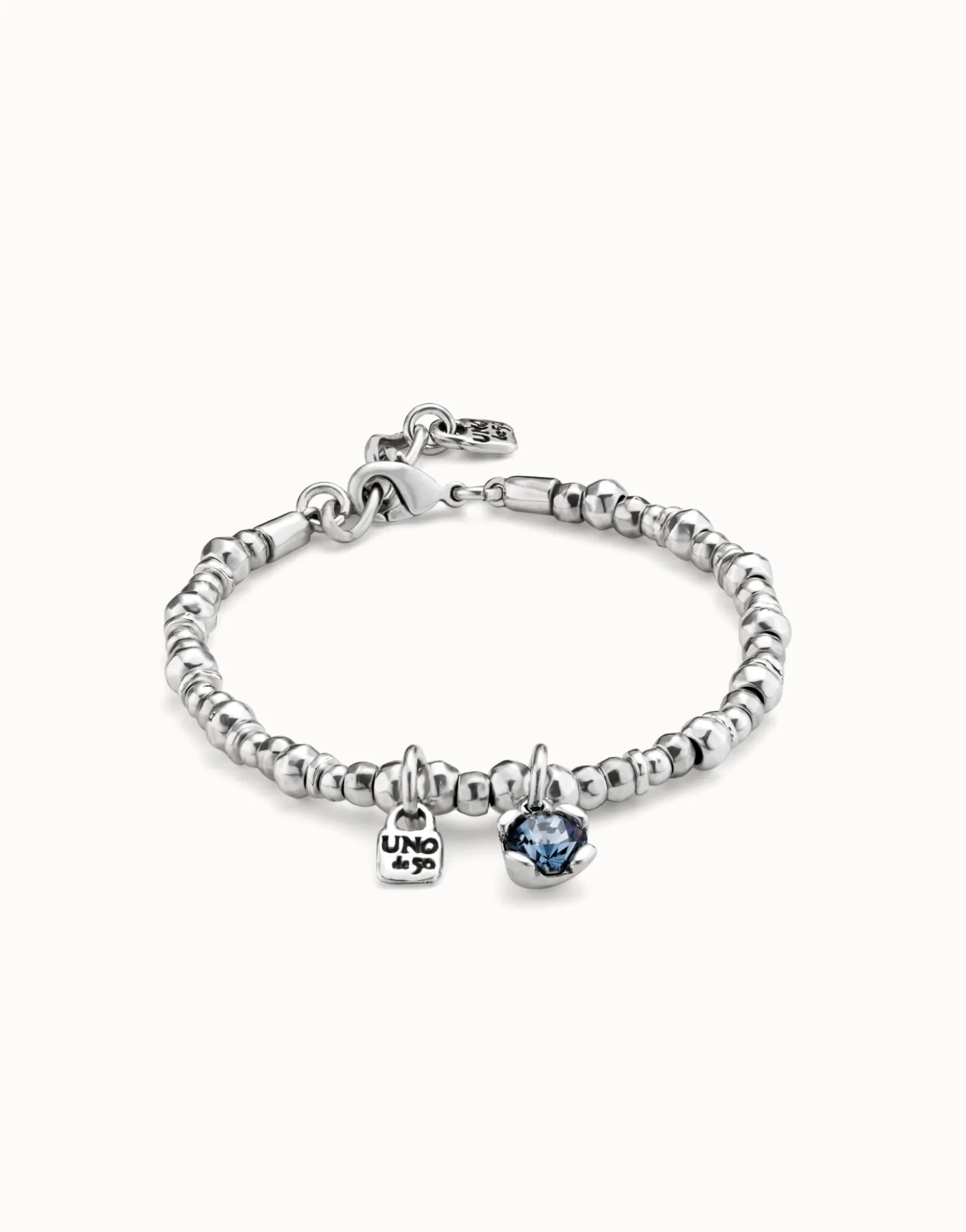 Pulsera bañada en plata de ley con perla y cristal azul.