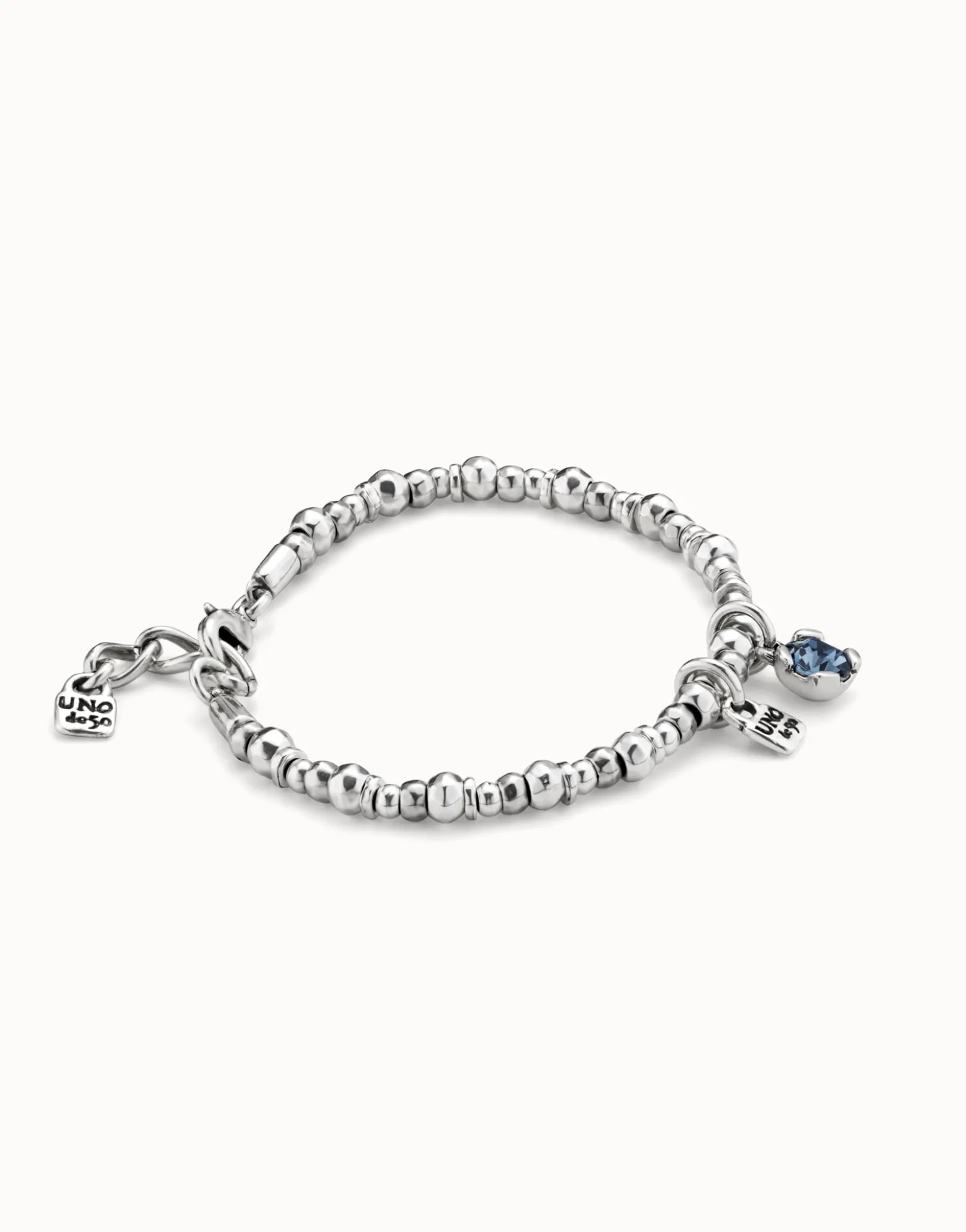 Pulsera bañada en plata de ley con perla y cristal azul.