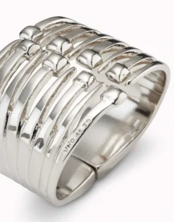 Pulsera bañada en plata de ley con múltiples cabezas de clavo