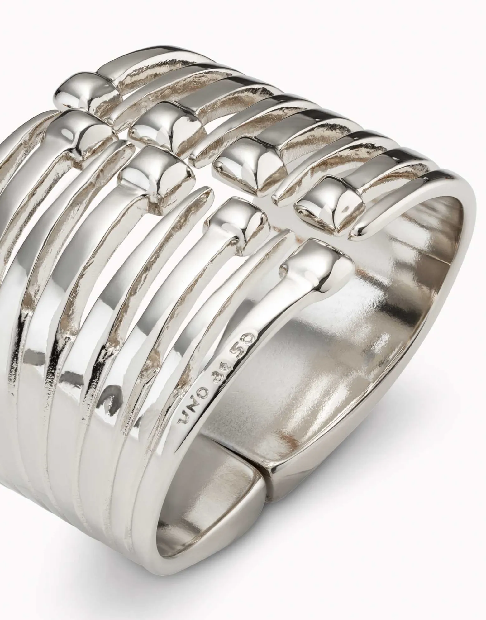 Pulsera bañada en plata de ley con múltiples cabezas de clavo