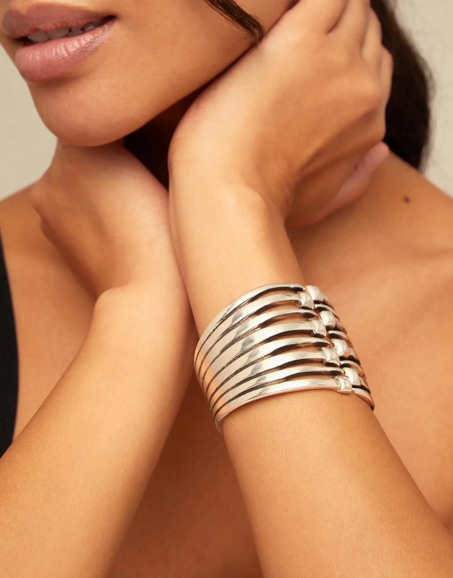 Pulsera bañada en plata de ley con múltiples cabezas de clavo