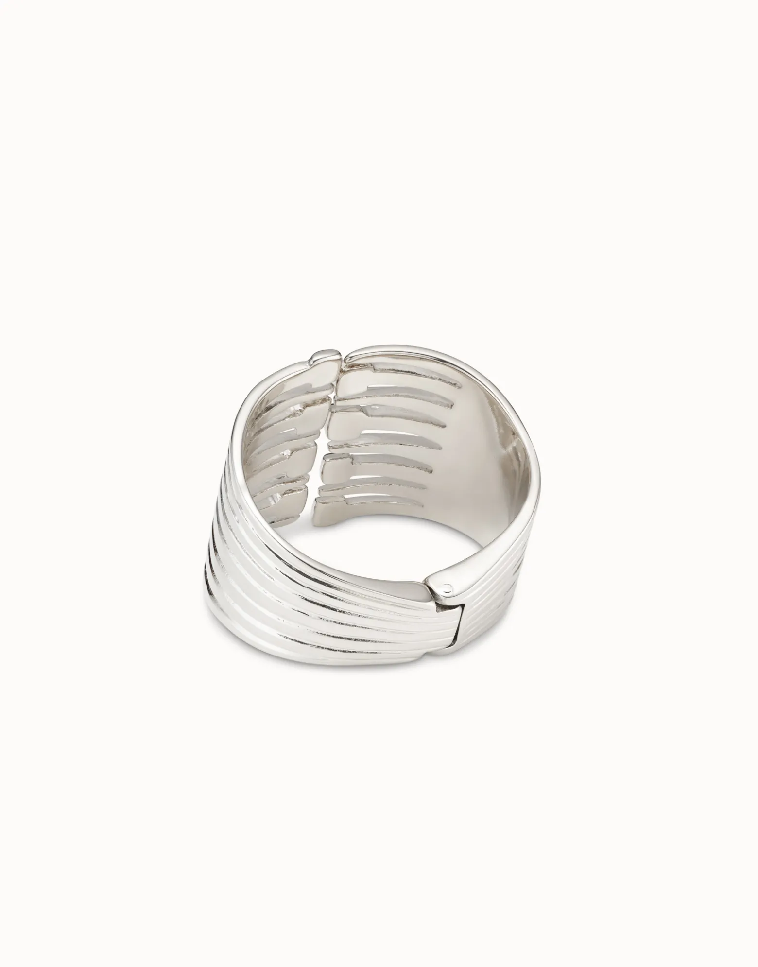 Pulsera bañada en plata de ley con múltiples cabezas de clavo