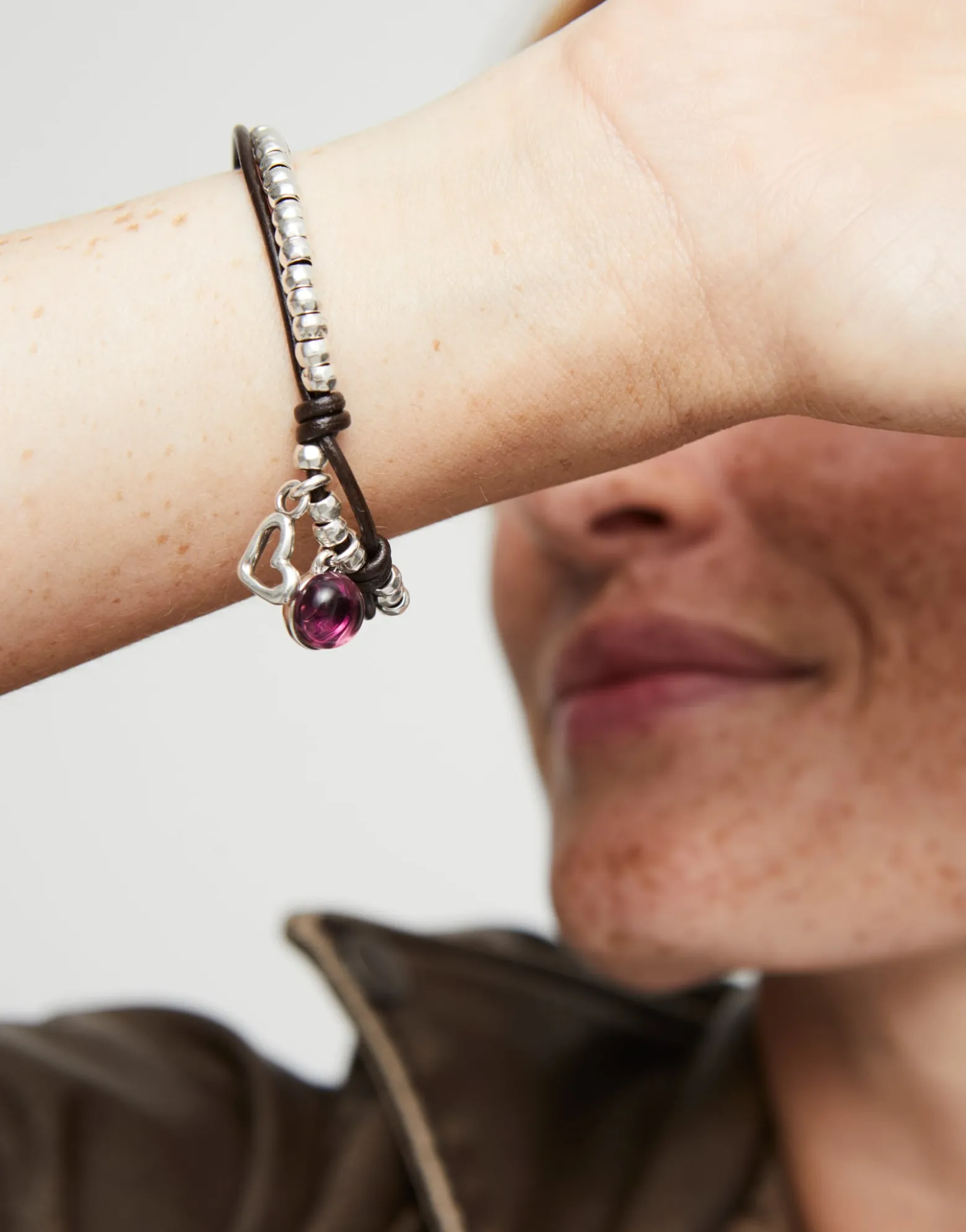 Pulsera bañada en plata de ley con cuero y cristal morado