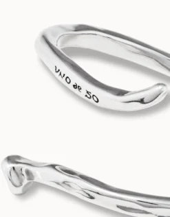 Pulsera bañada en plata de ley rígida en forma de clavo modelado en espiral.