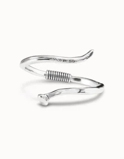 Pulsera bañada en plata de ley rígida en forma de clavo modelado en espiral.