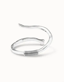 Pulsera bañada en plata de ley rígida en forma de clavo modelado en espiral.