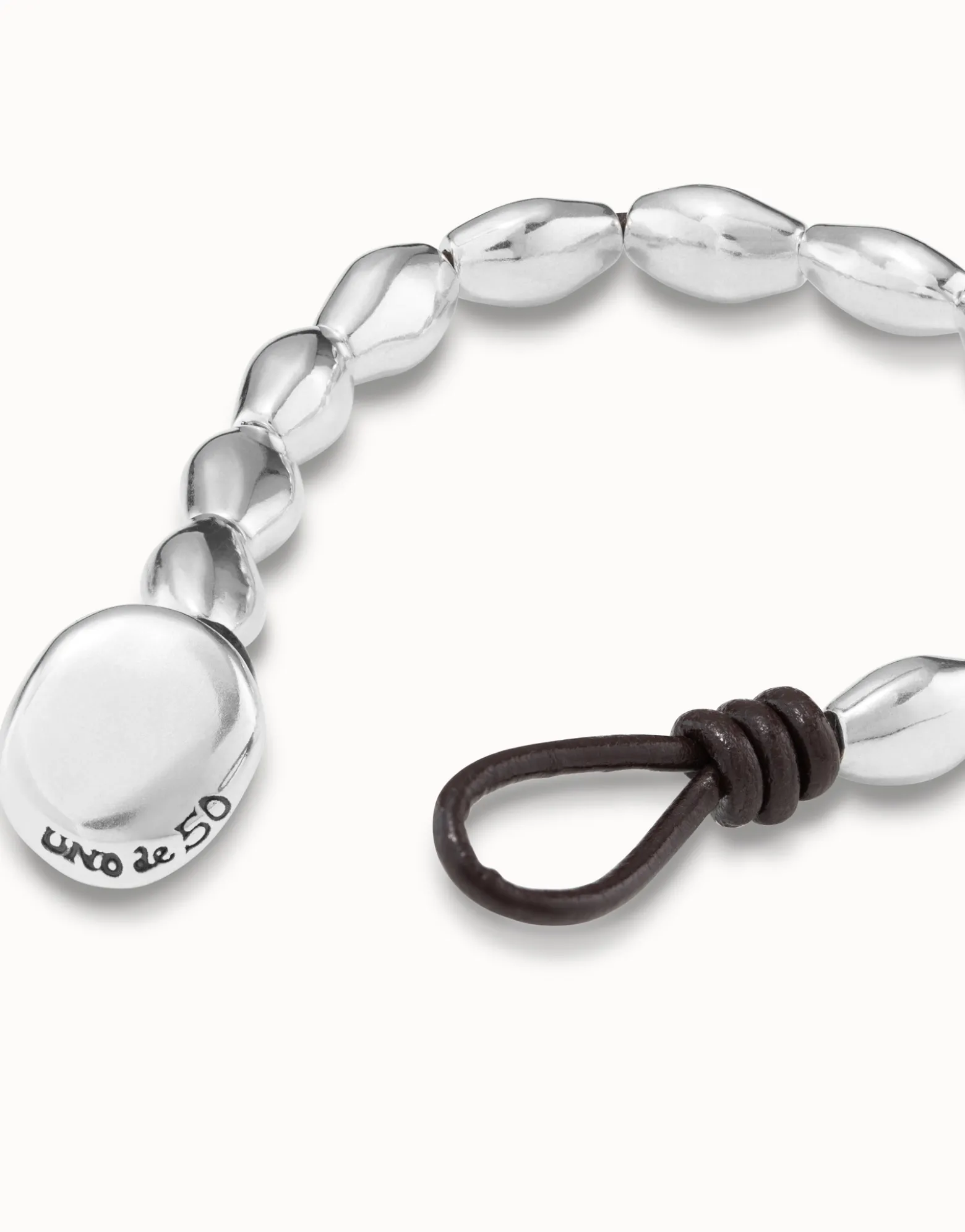 Pulsera bañada en plata de ley y cuero con fornitura ovalada