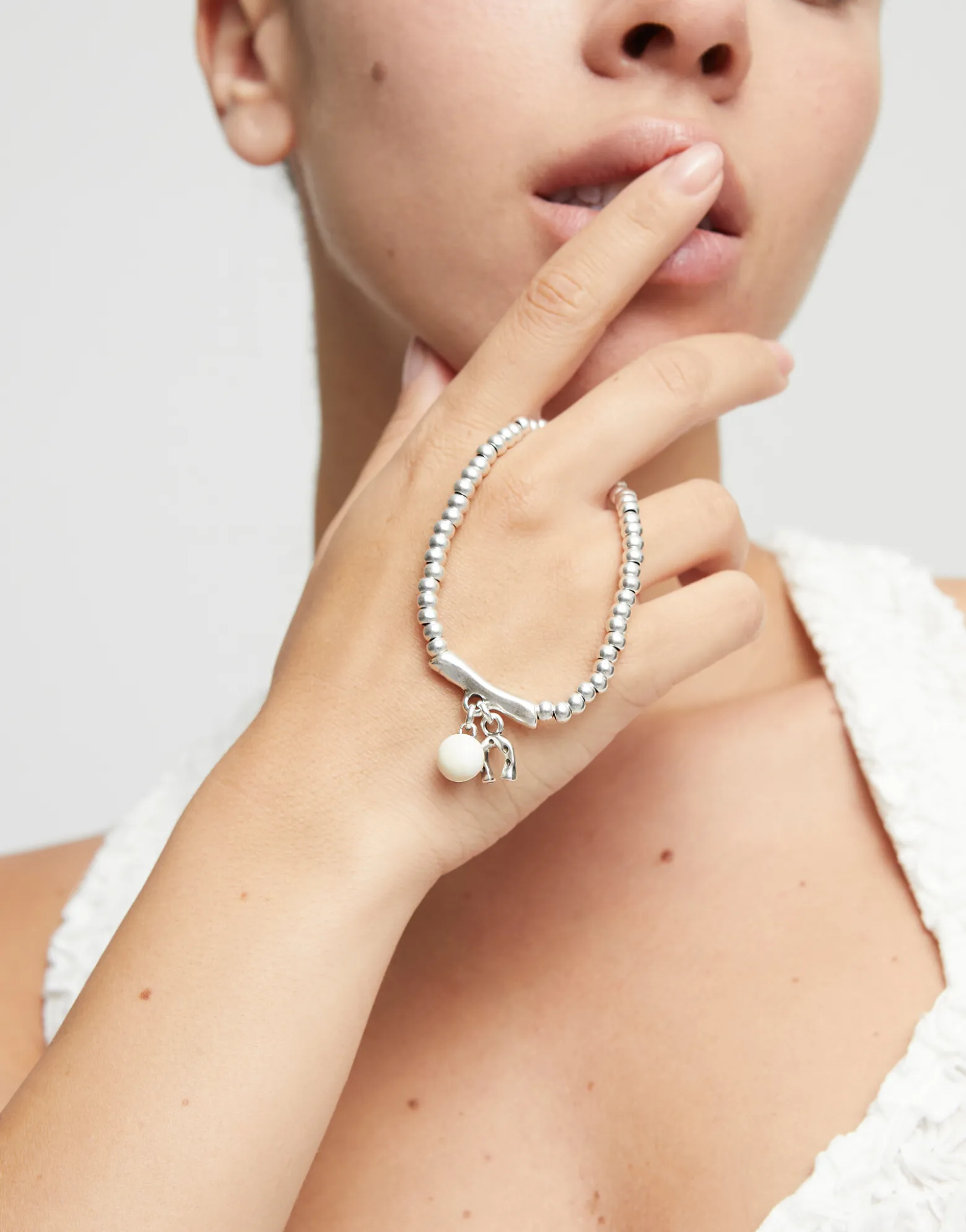 Pulsera bañada en plata de ley y cristal de murano marfil y herradura