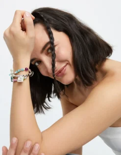 Pulsera bañada en plata y piedras de resina