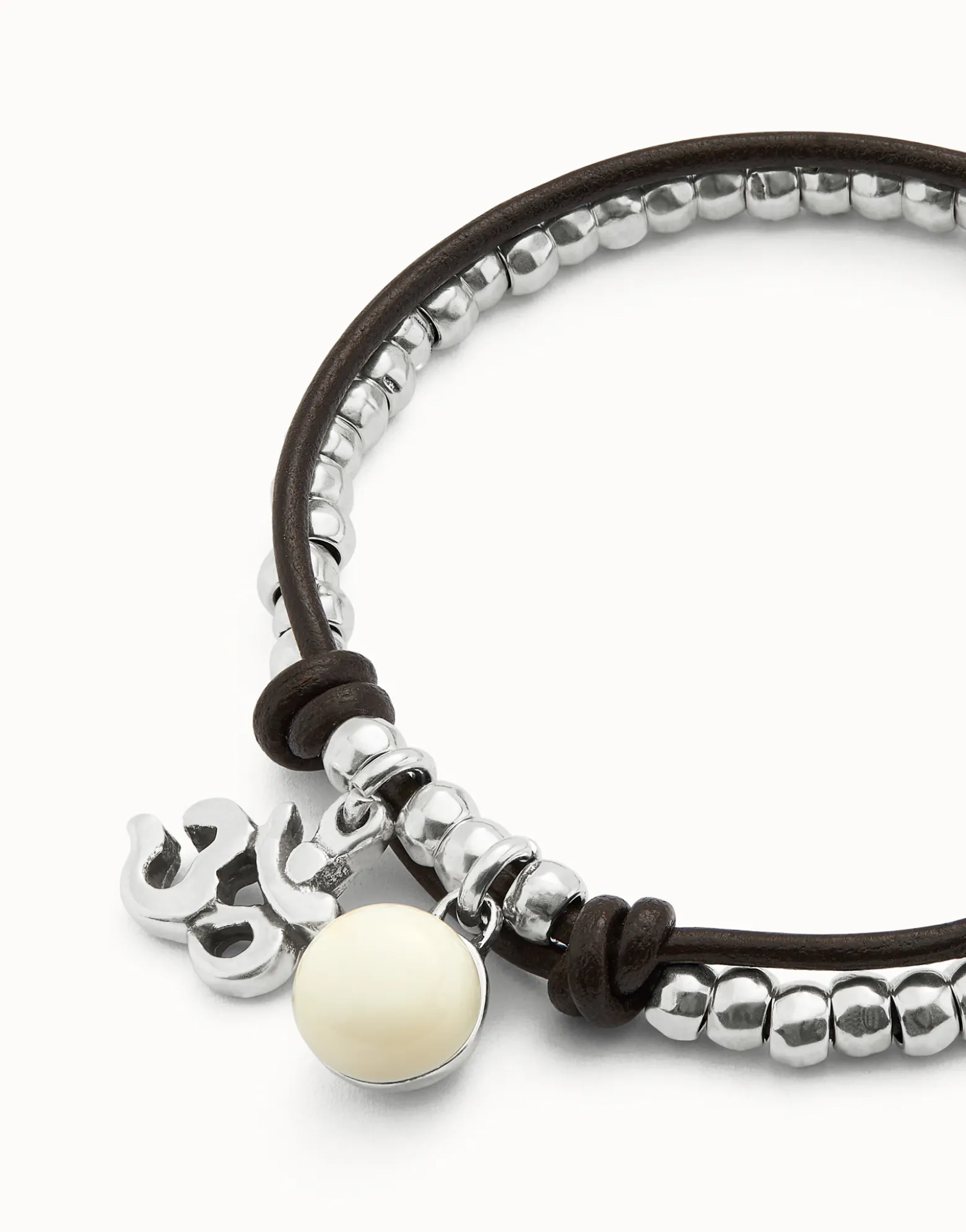 Pulsera bañadas en plata de ley con cuero y cristal de murano marfil
