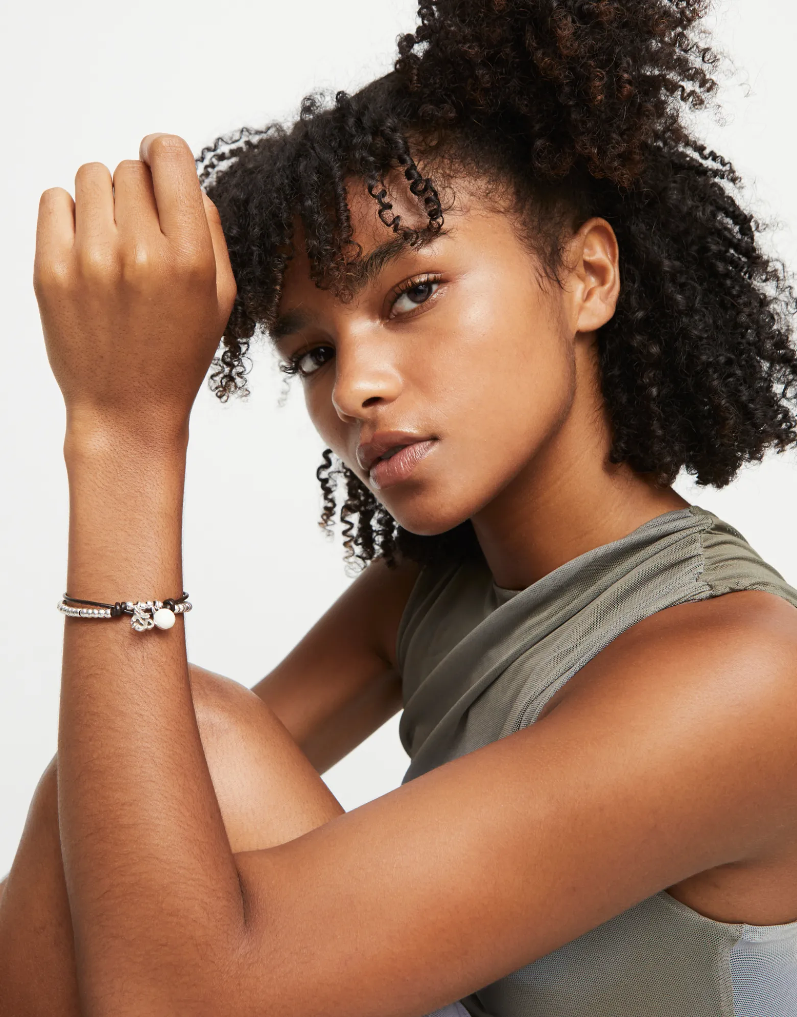 Pulsera bañadas en plata de ley con cuero y cristal de murano marfil