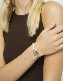 Pulsera combinada en cuero crema y oro 18k con adorno de mariposa