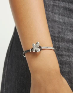 Pulsera combinada en cuero marrón y plata de ley con adorno de mariposa