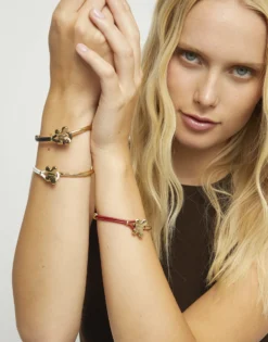 Pulsera combinada en cuero marrón y oro 18k con adorno de mariposa
