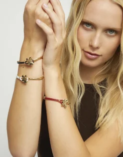 Pulsera combinada en cuero rojo y oro 18k con adorno de mariposa