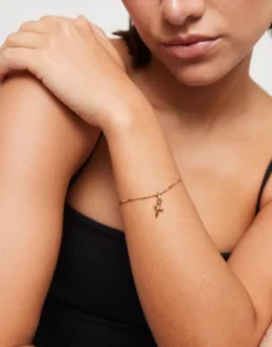 Pulsera con bolas y piezas alargadas bañada en oro 18k