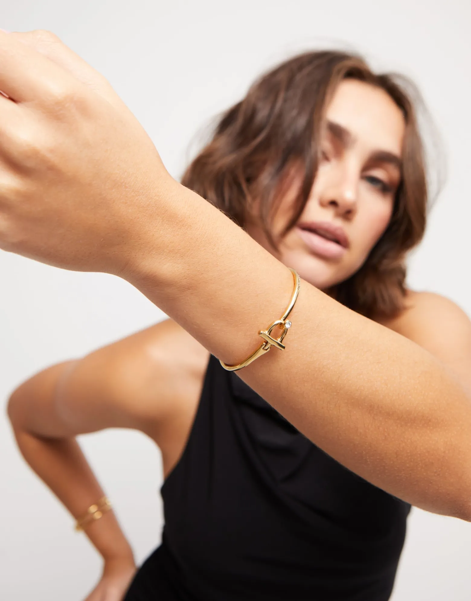 Pulsera con cierre frontal bañada en oro 18k con topacio blanco