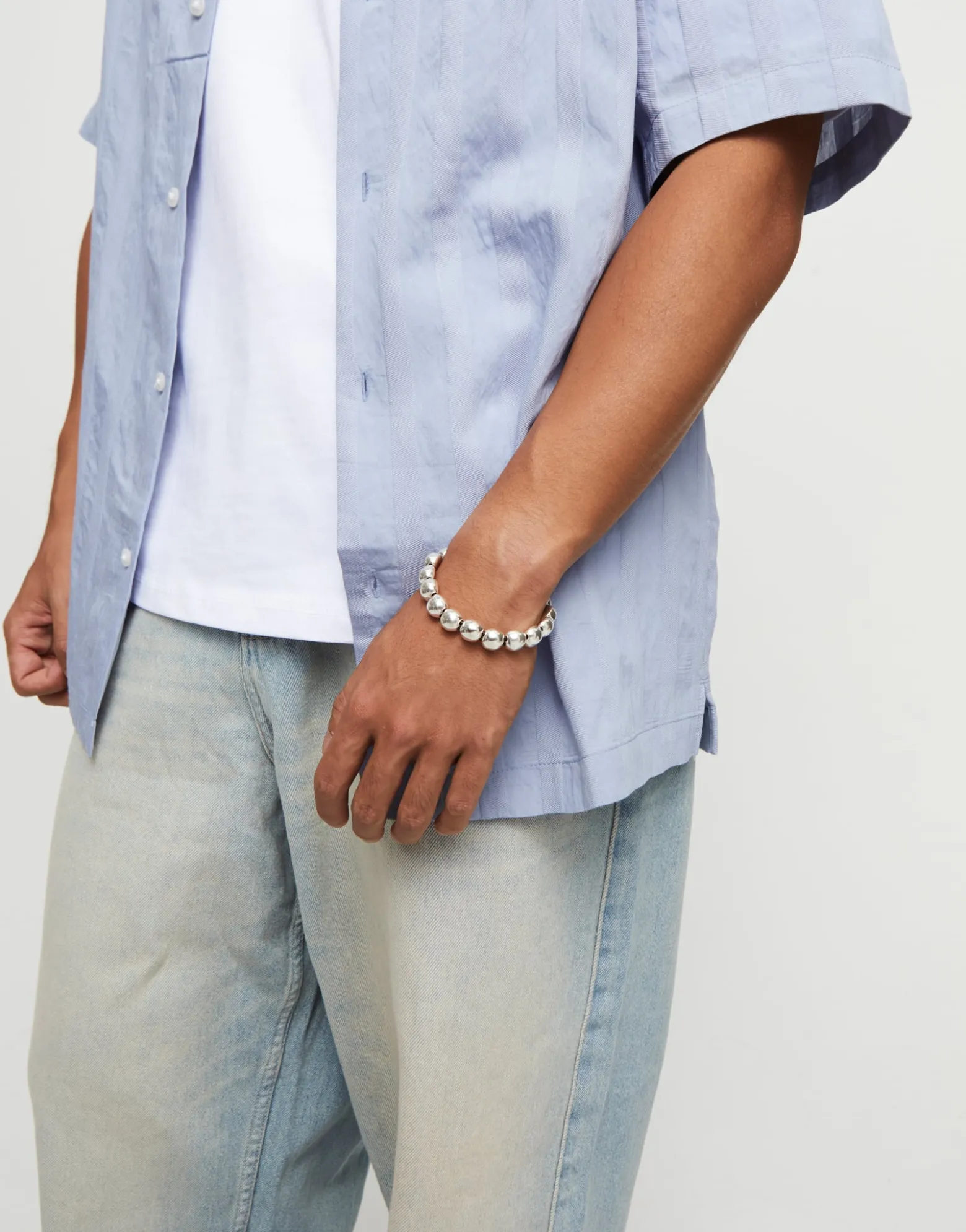 Pulsera con cuentas redondas pequeñas bañadas en plata de ley