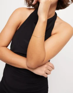 Pulsera con forma plana bañada en oro 18k