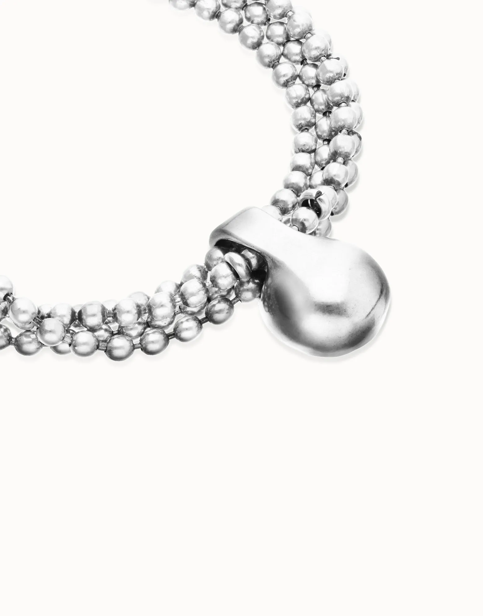 Pulsera con hilos plateados y esfera grande