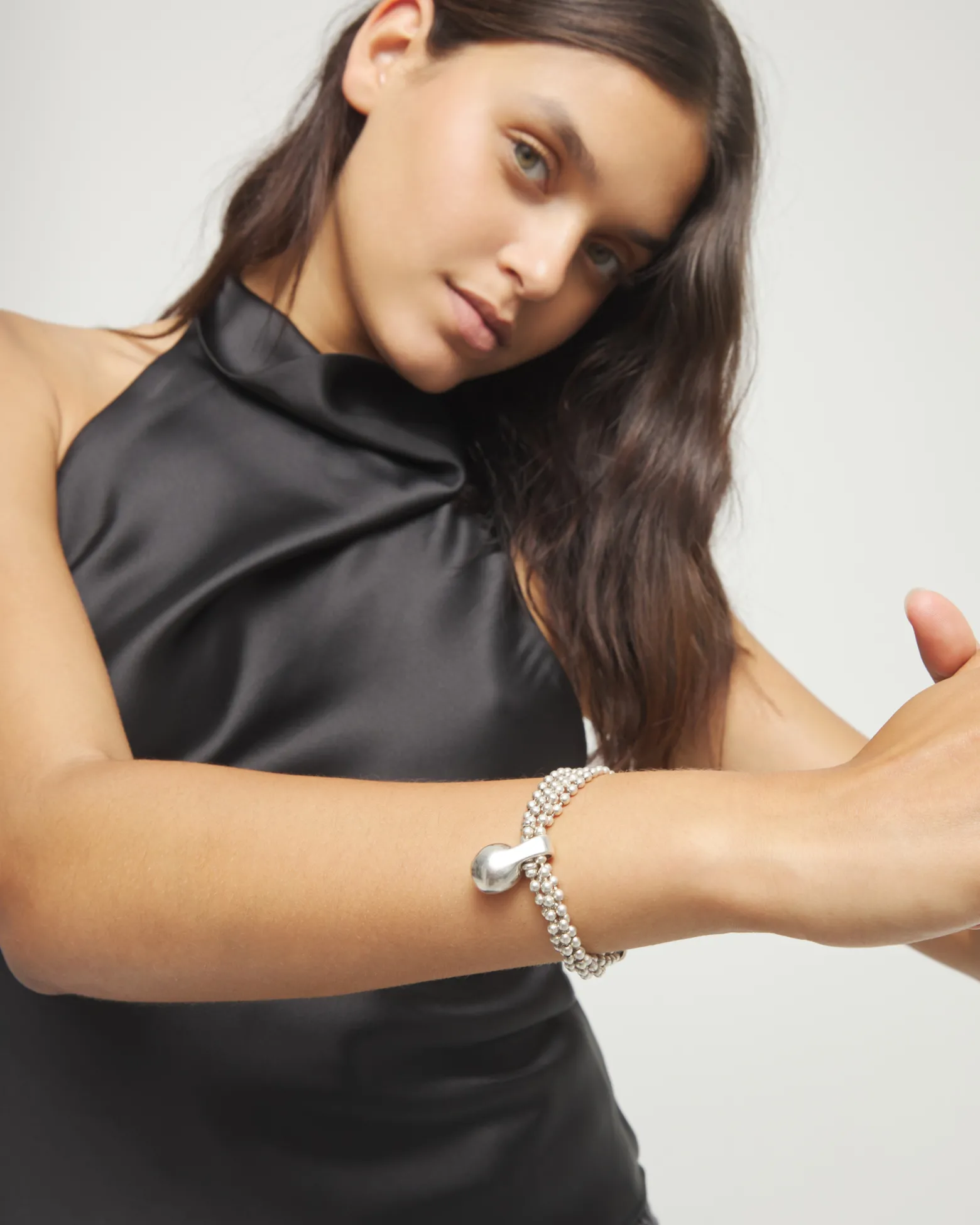 Pulsera con hilos plateados y esfera grande