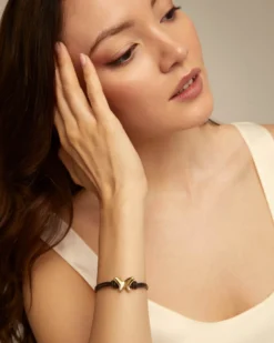 Pulsera con tiras de cuero bañada en oro 18K