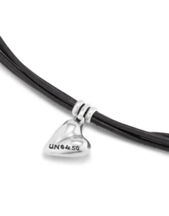 Pulsera con 4 tiras de cuero con cierre botón y charm de corazón bañado en plata de ley