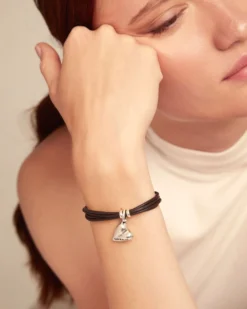 Pulsera con 4 tiras de cuero con cierre botón y charm de corazón bañado en plata de ley