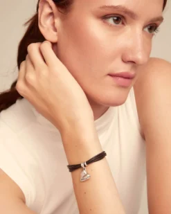Pulsera con 4 tiras de cuero con cierre botón y charm de corazón bañado en plata de ley