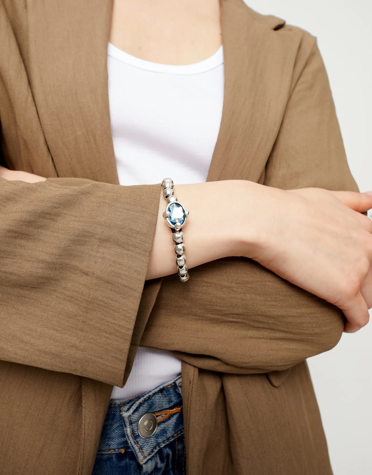 Pulsera de bolas bañada en plata con cristal facetado ovalado azul