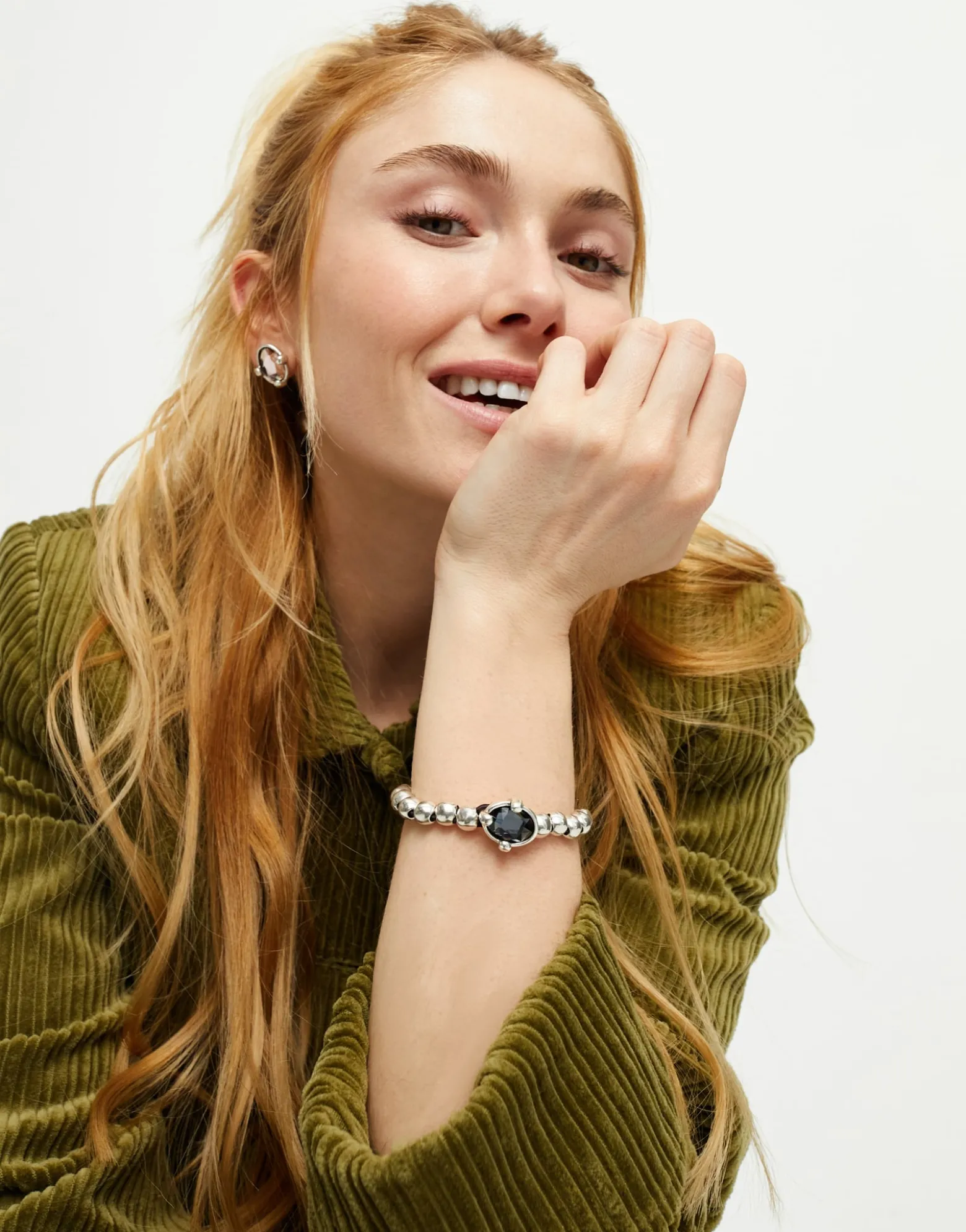 Pulsera de bolas bañada en plata con cristal facetado ovalado negro