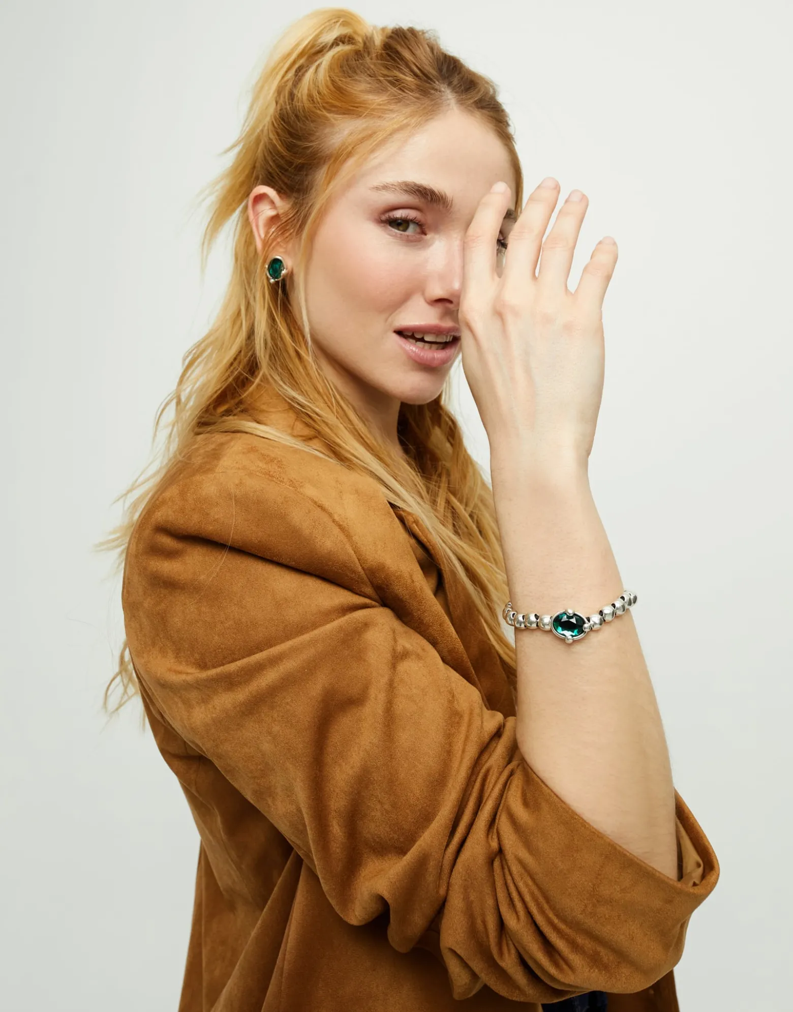 Pulsera de bolas bañada en plata con cristal facetado ovalado verde