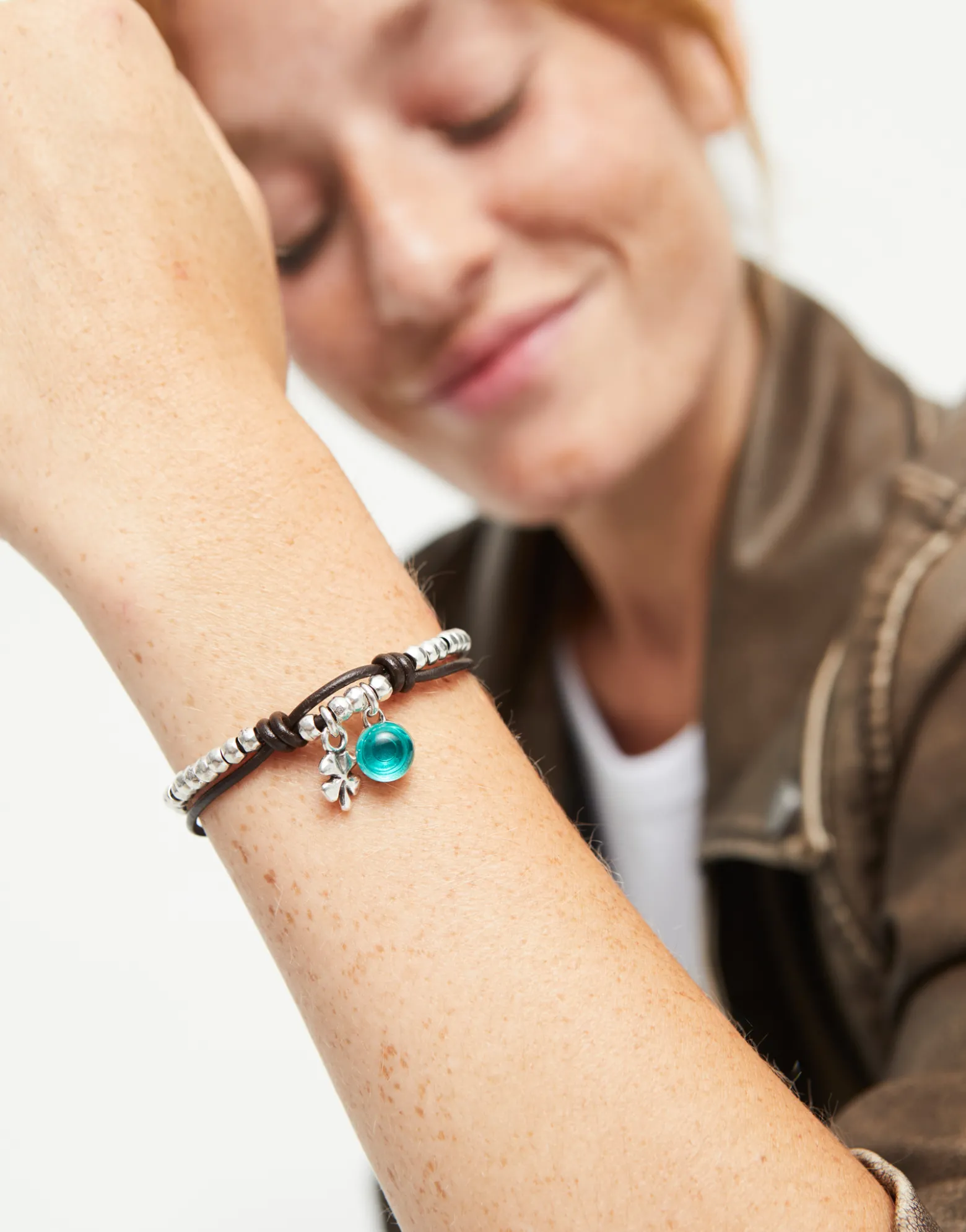 Pulsera de bolas bañadas en plata de ley con cristal de murano verde