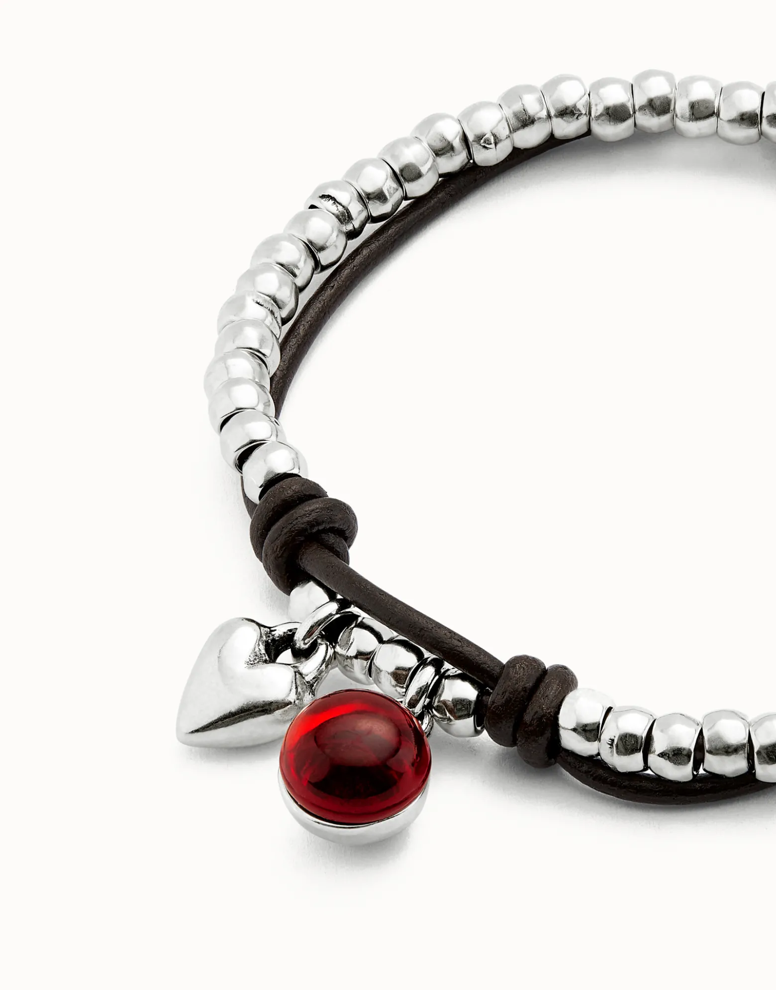 Pulsera de bolas bañadas en plata de ley con cuero y cristal rojo