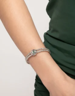 Pulsera de bolas doble bañada en plata de ley con detalle de ojo y cristal verde
