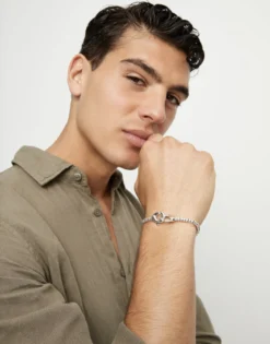 Pulsera de bolas pequeñas bañada en plata con mosquetón entrelazado
