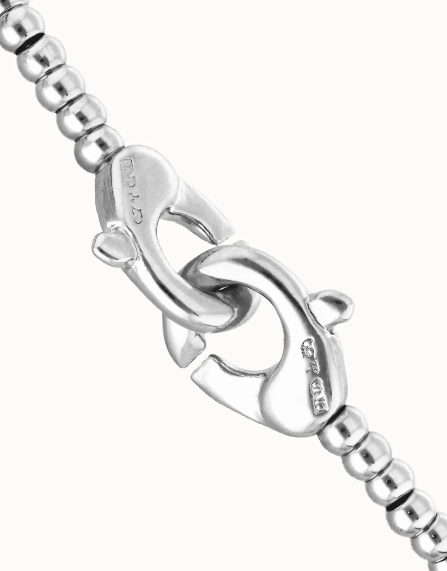 Pulsera de bolas pequeñas bañada en plata con mosquetón entrelazado