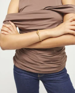 Pulsera de bolas pequeñas bañada en oro con mosquetón entrelazado