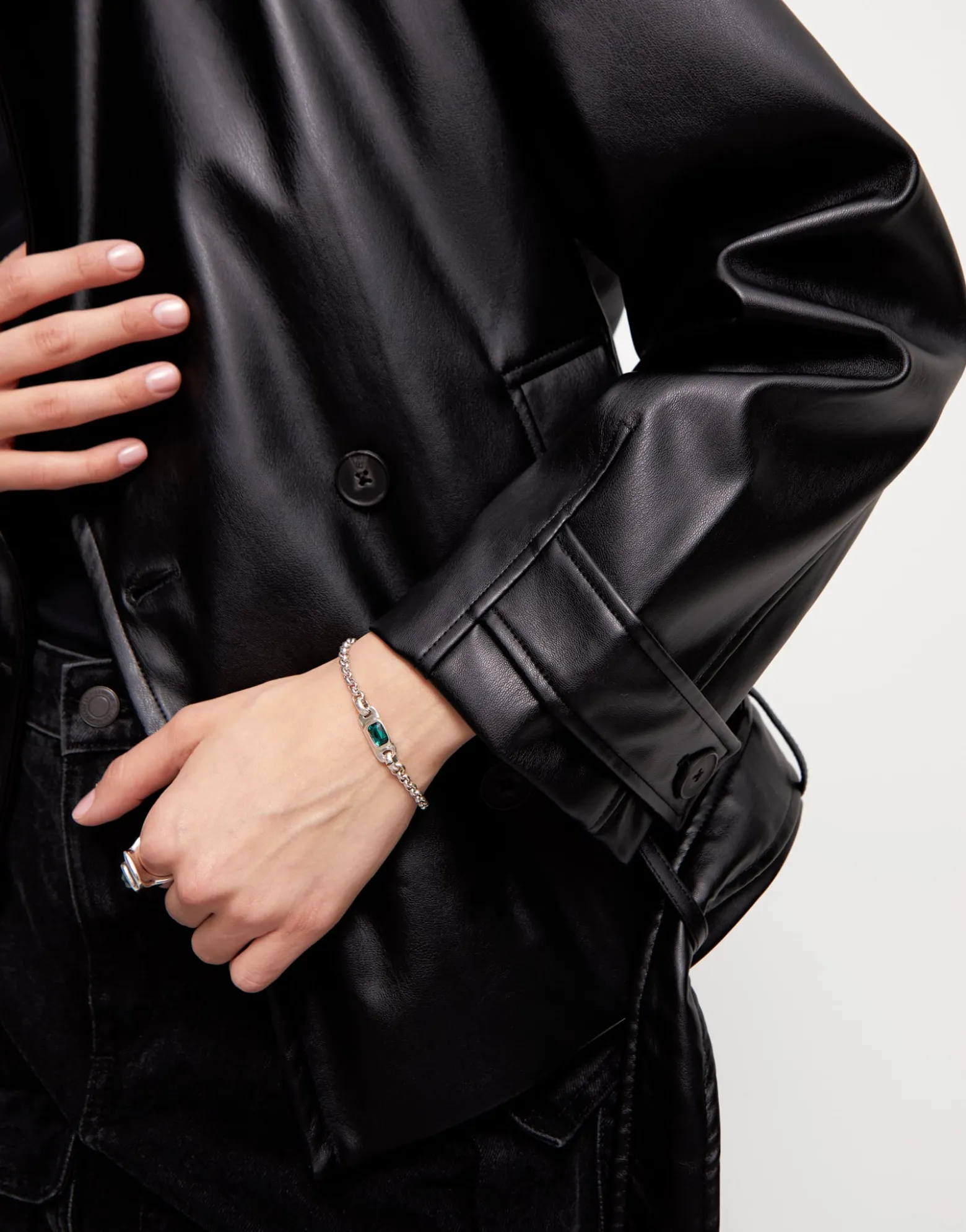 Pulsera de cadena bañada en plata de ley con cristal verde