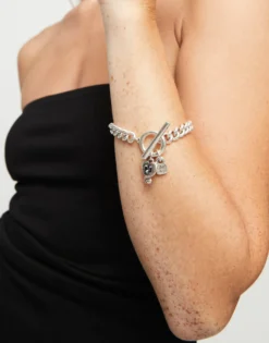 Pulsera de cadena bañada en plata de ley con cristal negro