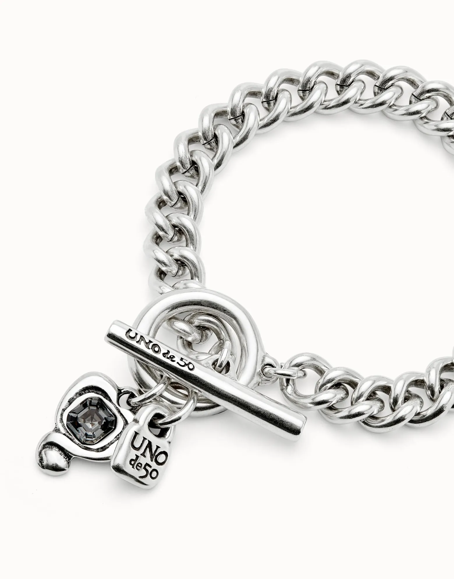 Pulsera de cadena bañada en plata de ley con cristal negro