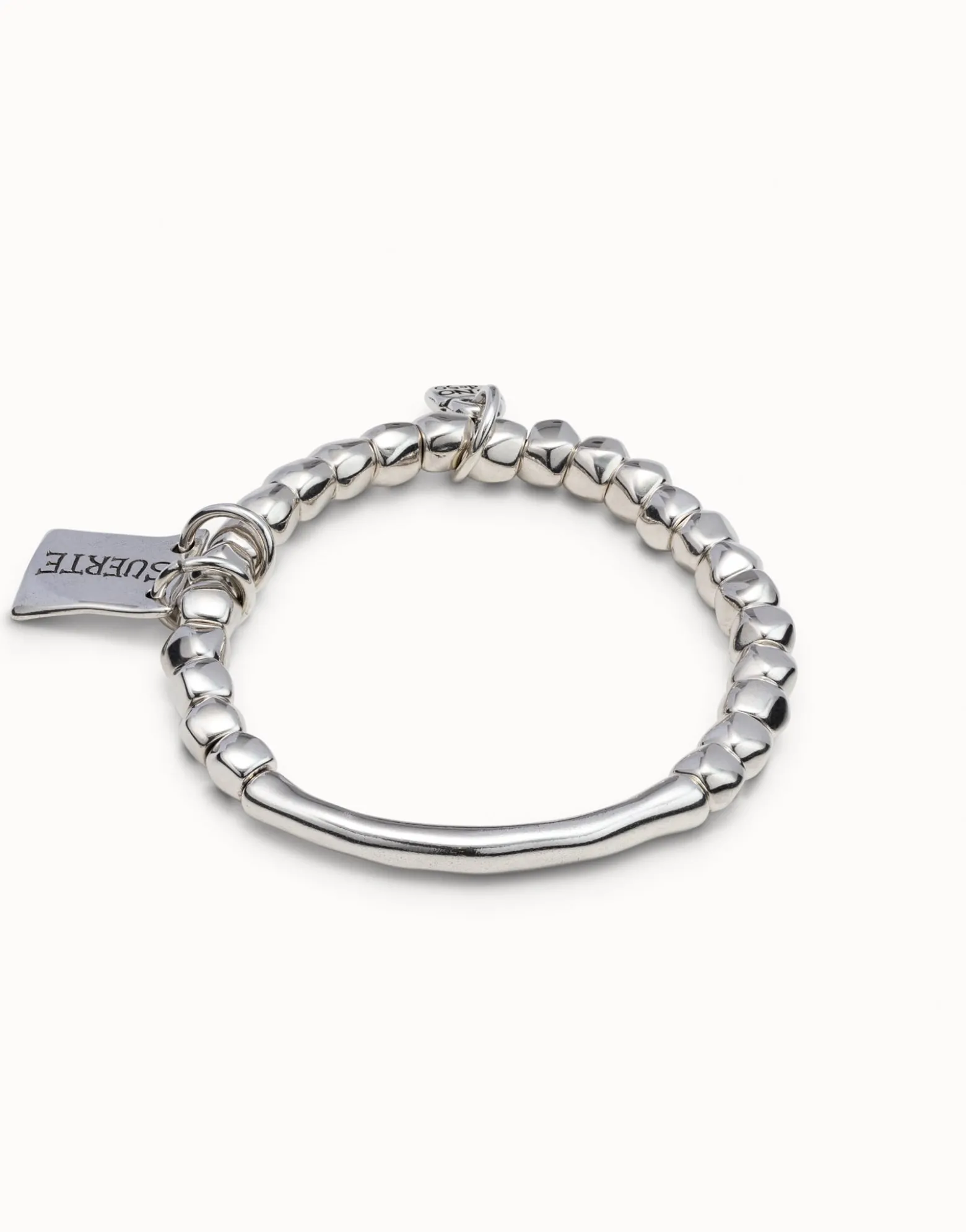 Pulsera de cuentas, pieza tubular y chapa con mensaje bañado en plata