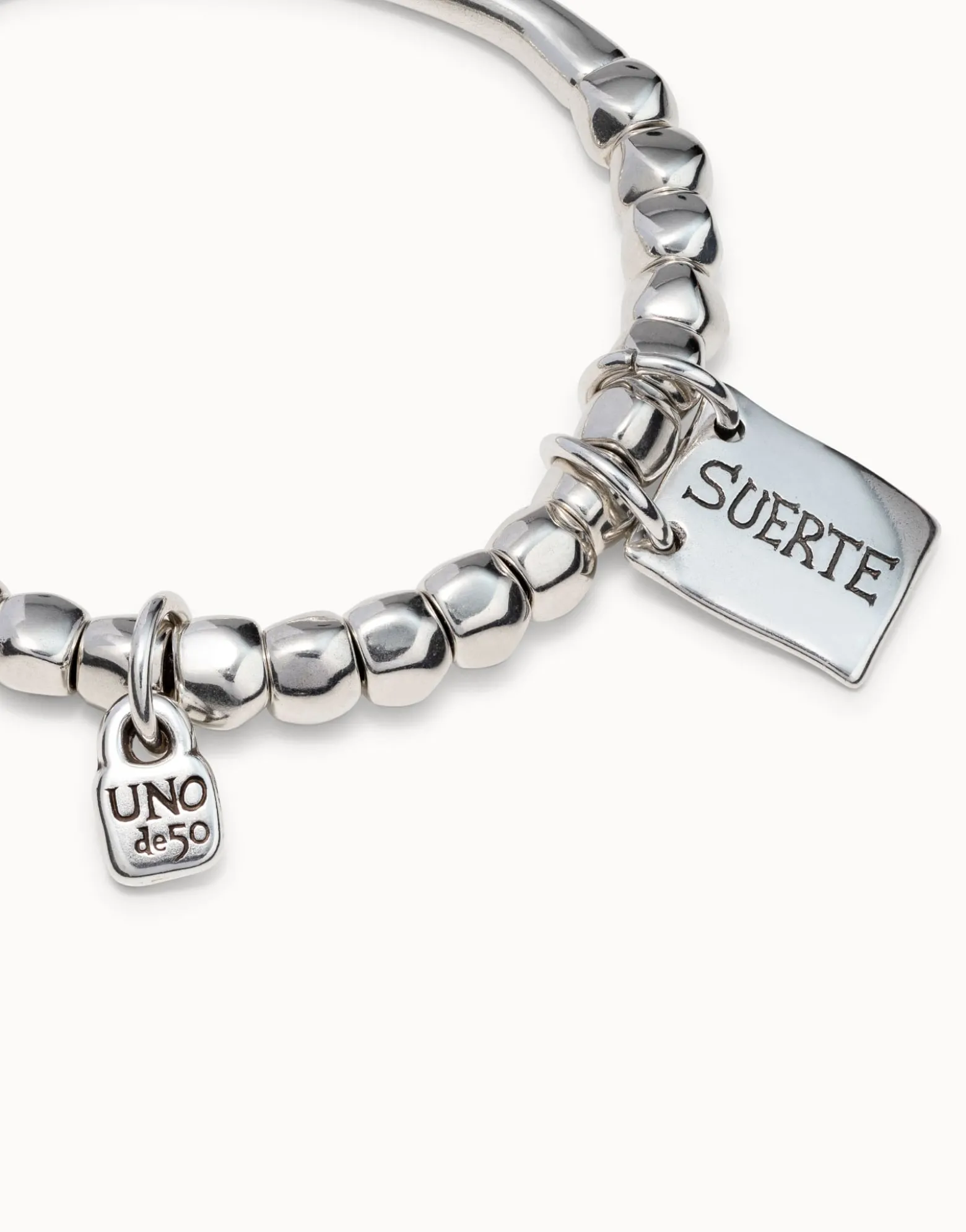 Pulsera de cuentas, pieza tubular y chapa con mensaje bañado en plata