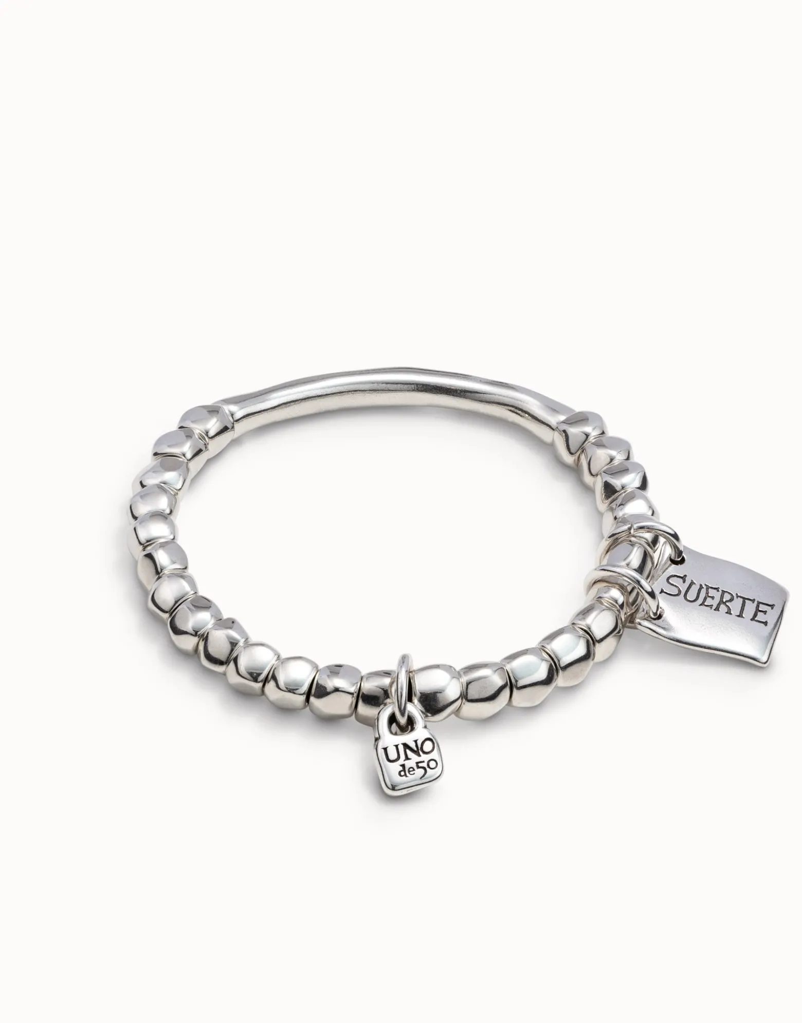 Pulsera de cuentas, pieza tubular y chapa con mensaje bañado en plata
