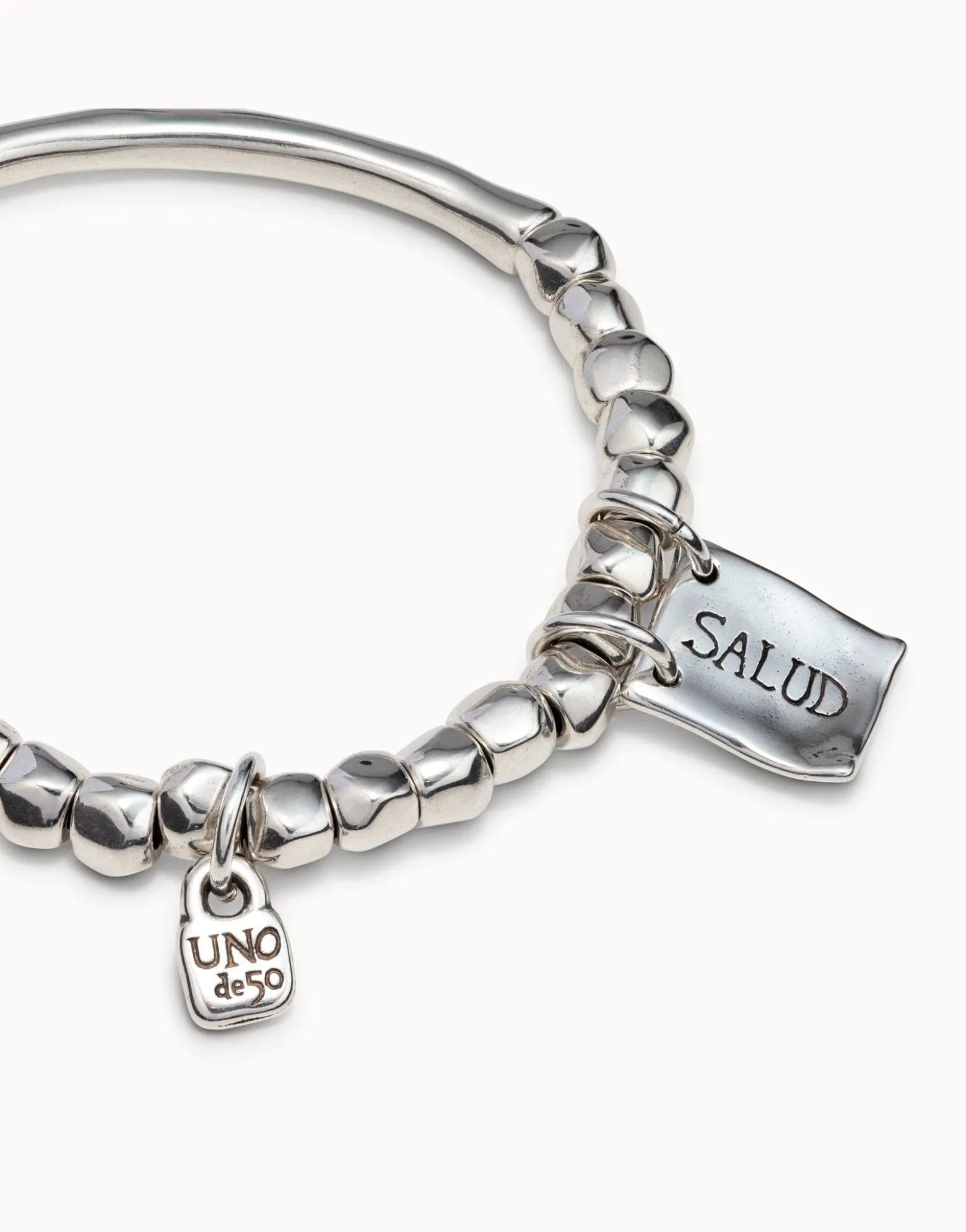 Pulsera de cuentas y pieza tubular de bañada en plata